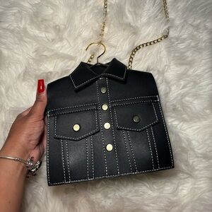 Button-down shirt Shoulder bag.